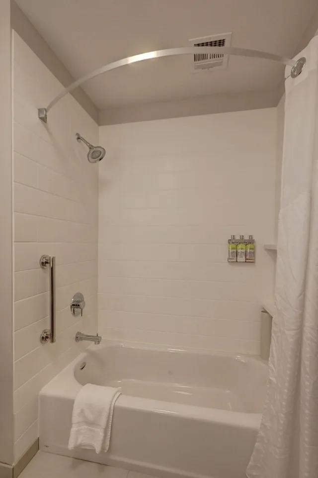 غرفة لذوي الإعاقة، Holiday Inn Express & Suites Auburn Downtown 2/2