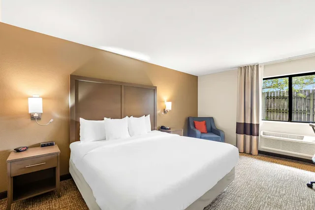 جناح بسرير كينج، Comfort Inn Van Wert, OH 2/3