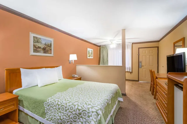 Room, Accessible, Days Inn By Wyndham Bishop 1/4