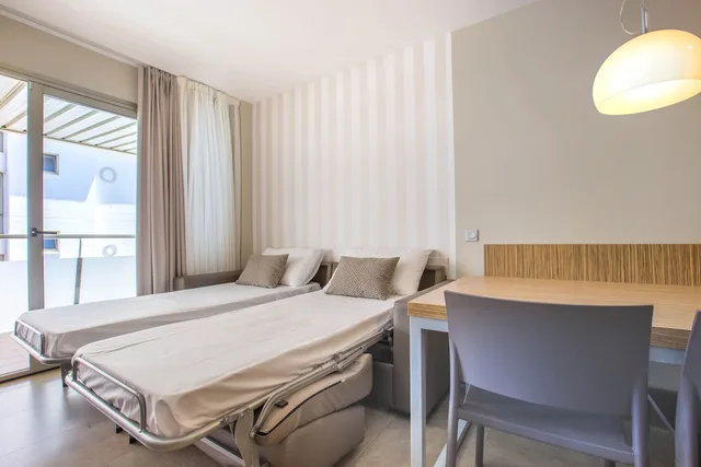شقة سوبيريور ركنية بسريرين منفصلين بإطلالة على المسبح بغرفة نوم واحدة مع أريكة، Aparthotel Odissea Park 2/3