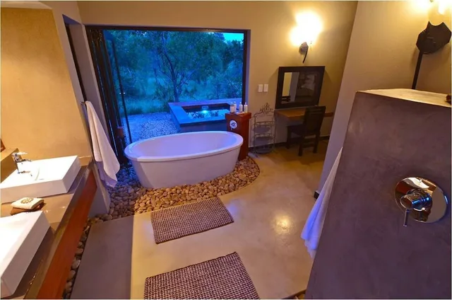 Lodge، Raptor Retreat Game Lodge 1/1
