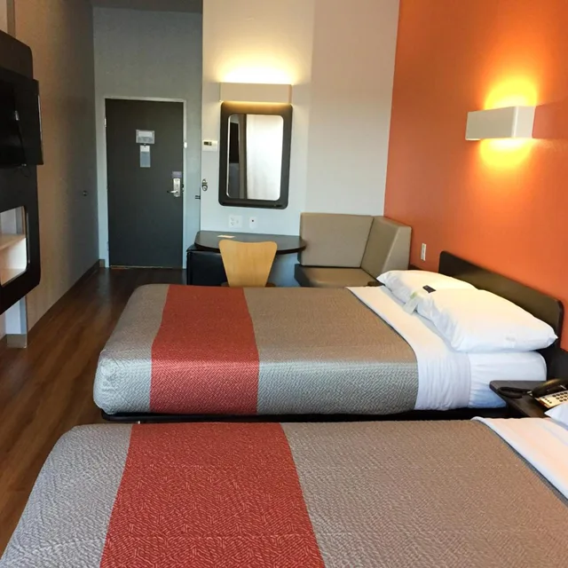 2 Queen Beds Non-Smoking, Shower، Motel6 Midland Tx 9/10