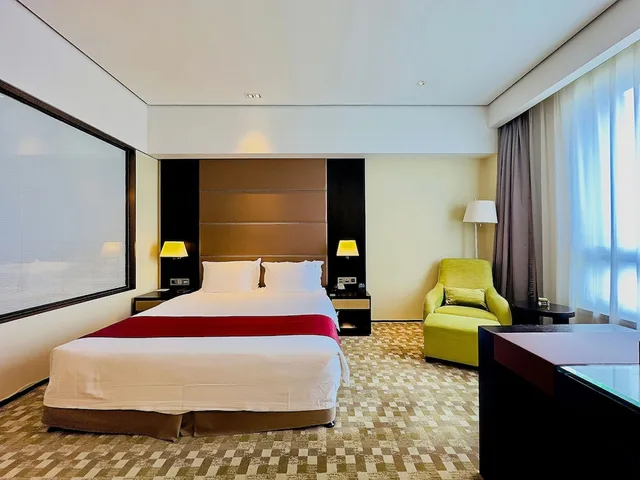 Premium, King Bed, Club Lounge Access, High Floor, Smoking, Holiday Inn Nantong Oasis International 1/7