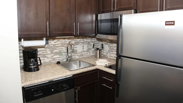 جناح بسرير كوين بغرفة نوم واحدة مع أريكة بمطبخ، STAYBRIDGE SUITES LINCOLN NORTHEAST 7/7