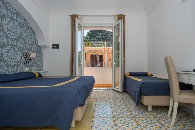 غرفة قياسية ثلاثية، Hotel Settebello 3/6