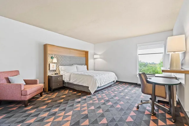 غرفة قياسية بسرير كينج وسرير مزدوج، Holiday Inn St. Petersburg West 2/5