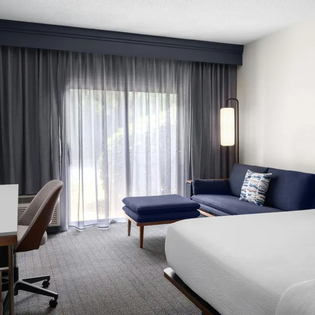غرفة قياسية بسرير كينج مع أريكة لذوي الإعاقة، Courtyard by Marriott Birmingham Hoover 6/10