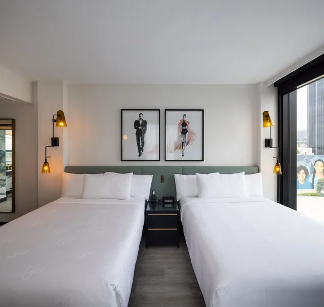 غرفة بسريرين كوين بحوض استحمام لذوي الإعاقة، The Godfrey Hotel Hollywood 1/3
