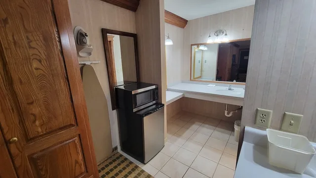 غرفة قياسية بسريرين كوين في الطابق الأرضي، Ramada by Wyndham Saginaw Hotel and Suites 4/4