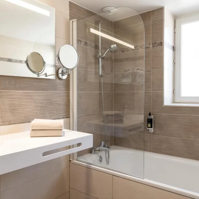 Charming, Double Bed، Hotel De L Univers 6/8