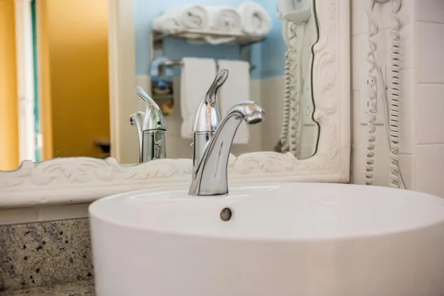 غرفة بسرير كينج وسريرين كوين، Best Western Plus Yacht Harbor Inn 9/9