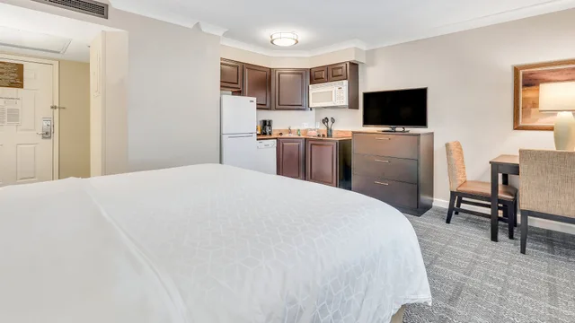 جناح استوديو داخلي بسرير كينج، Staybridge Suites Savannah Historic District 1/3