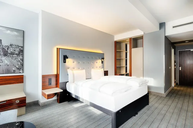 غرفة قياسية بسرير مزدوج، Premier Inn Cologne City Mediapark Hotel 2/5