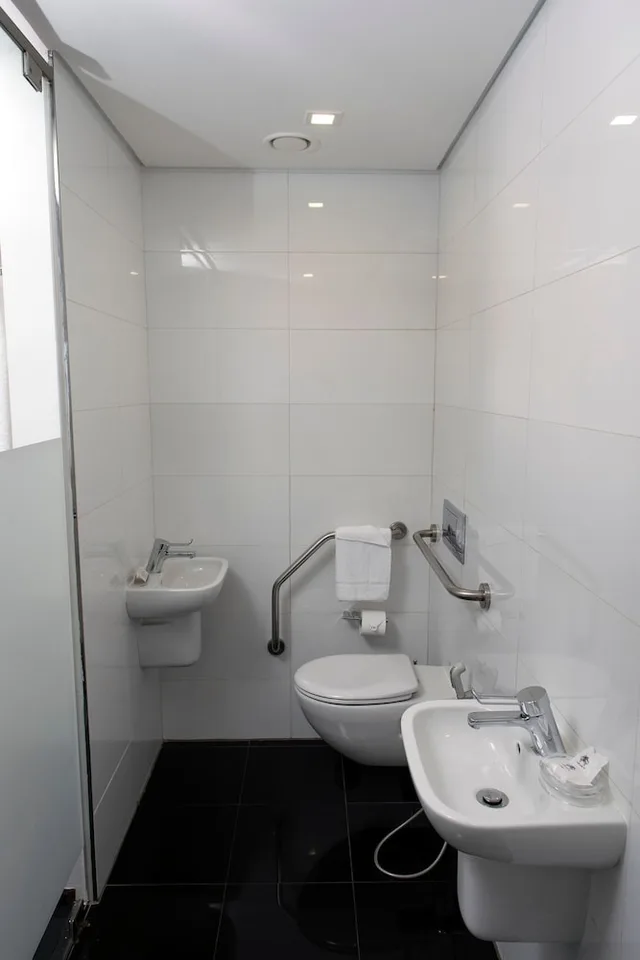 غرفة قياسية بسرير كينج لذوي الإعاقة، Davinci Hotel And Suites On Nelson Mandela Square 5/7