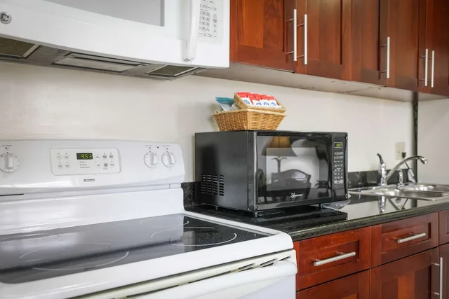 1 Bedroom, Standard, Queen Bed, Aston at the Waikiki Banyan 3/3