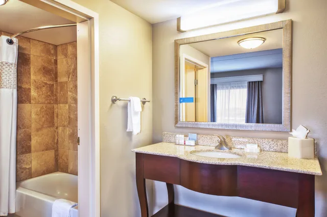 غرفة قياسية بسريرين كوين، Hampton Inn Suites Madison West 2/3