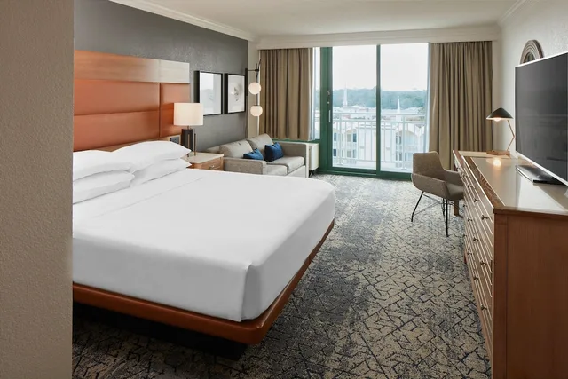 غرفة بسرير كينج بإطلالة على المدينة بشرفة مع أريكة لذوي الإعاقة، Sheraton Virginia Beach Oceanfront Hotel 1/5