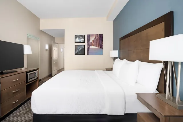 جناح بسرير كينج وسرير كوين بغرفة نوم واحدة مع سرير سحّاب إضافي، La Quinta Inn Suites By Wyndham Chicago Downtown 7/10
