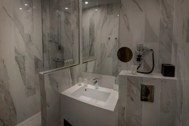 Room, Twin Beds, Best Western Plus Hotel Comedie Saint-Roch 6/10