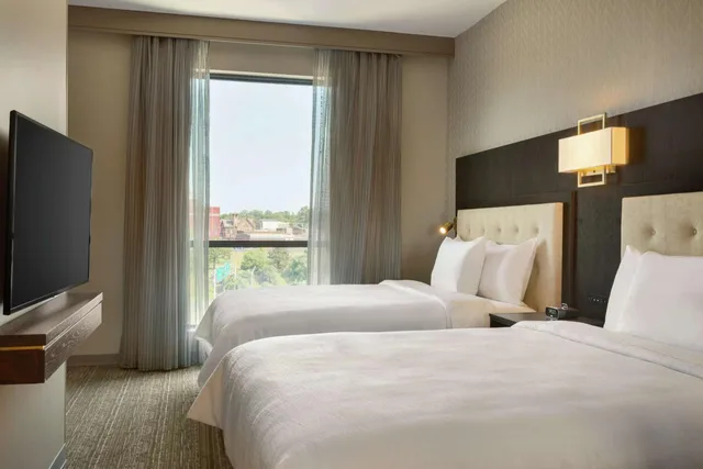 جناح بسريرين كوين بغرفتين مع أريكة، Embassy Suites by Hilton Syracuse Destiny USA 2/4