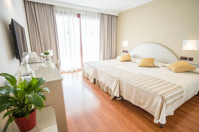 غرفة كومفورت ثلاثية بشرفة بإطلالة جزئية على البحر، Gran Hotel Costa del Sol 4/6