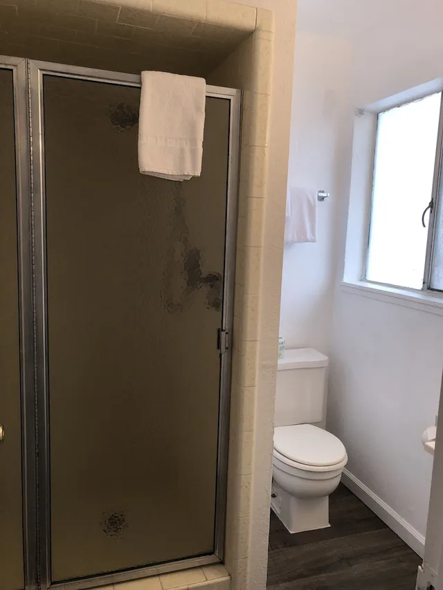 غرفة قياسية بسرير كينج، Cedar Inn & Suites 2/3