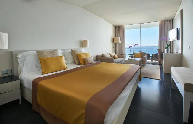 غرفة بريميوم بسرير كينج بإطلالة على البحر، Vidamar Resort Madeira 1/5