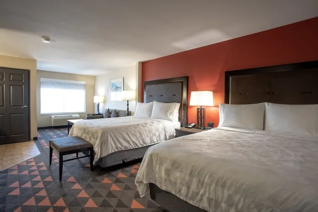 جناح بسريرين كوين مع أريكة، Holiday Inn Oceanside Camp Pendleton Area 2/10