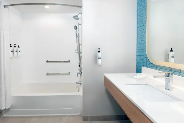 جناح بسرير كينج وسريرين كوين بغرفتي نوم لذوي الإعاقة، Homewood Suites by Hilton Holyoke-Springfield/North, MA 5/9