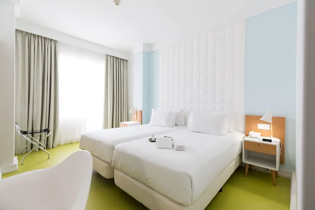 غرفة بسريرين منفصلين، Legendary Porto Hotel 1/4