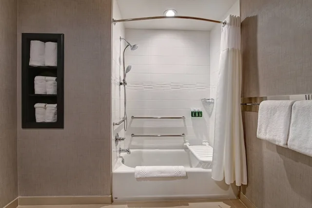 جناح بسرير كينج بغرفة نوم واحدة مع أريكة لذوي الإعاقة، Residence Inn by Marriott Steamboat Springs 4/4