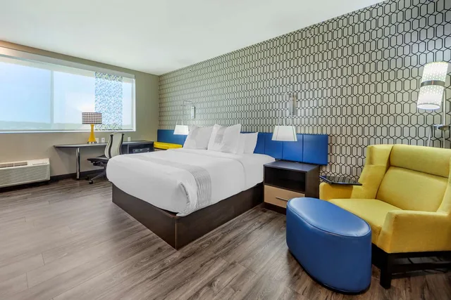 غرفة سيغنتشر بسرير كينج، Glo Best Western Dawley Farms In Sioux Falls 3/6
