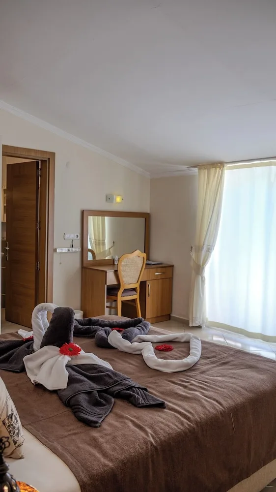 غرفة ديلوكس بسرير كوين بإطلالة على الجبل مع أريكة، Yakamoz Hotel 2/4