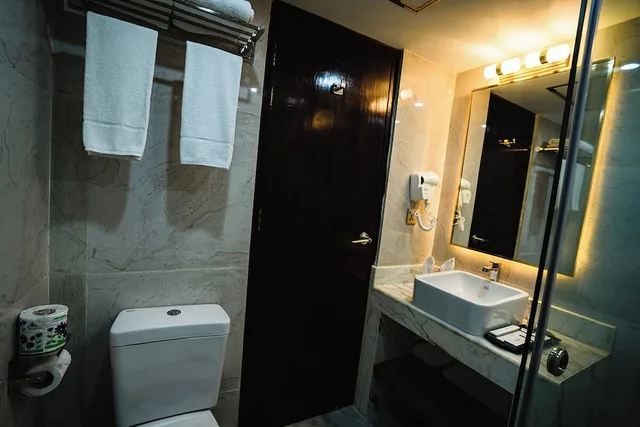 Deluxe King Room, Unique Regency Hotel Dhaka 11/12