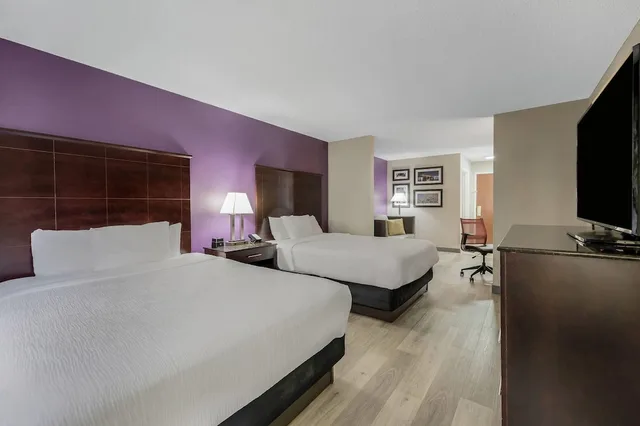 غرفة ديلوكس بسريرين كوين، La Quinta Inn & Suites by Wyndham Louisville East 2/9