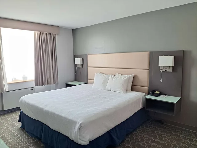 غرفة تنفيذية بسرير كينج، Best Western Plus Vancouver Airport Hotel 2/4