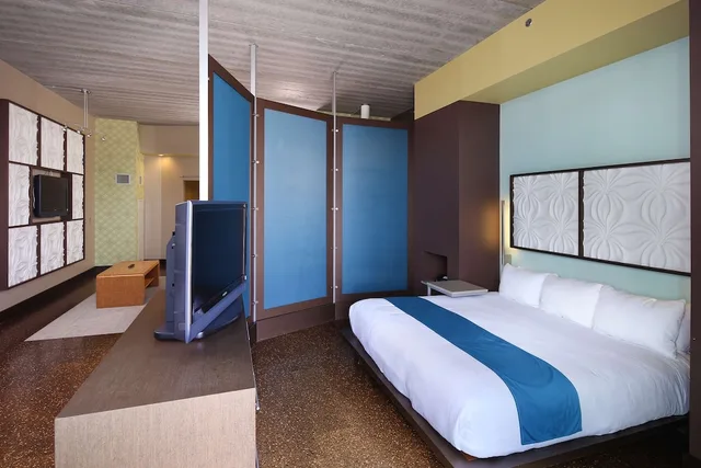 جناح استوديو بسرير كينج بشرفة مع أريكة، Tulyp, Tapestry Collection by Hilton 1/2