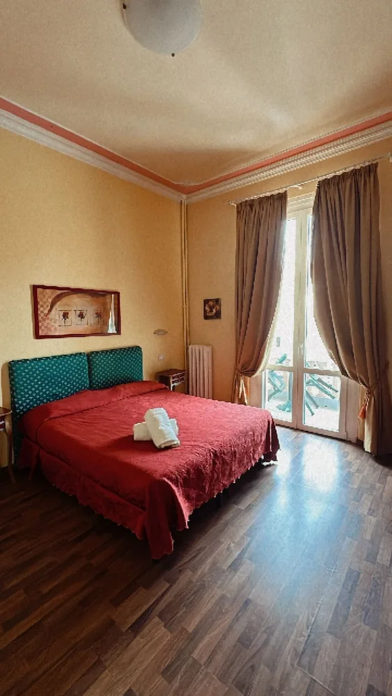Basic, Triple, 1 Queen and 1 Single Bed, Marchionni 4/8