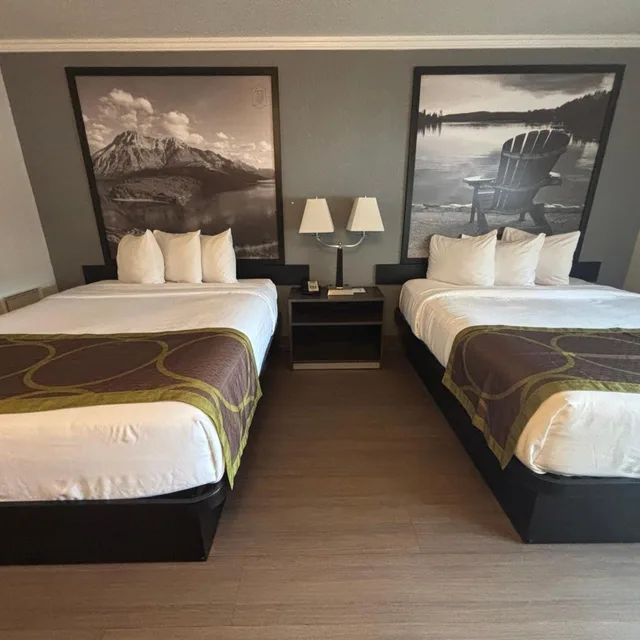غرفة بسرير كينج وسريرين كوين، Super 8 by Wyndham Macleod Trail Calgary 2/9