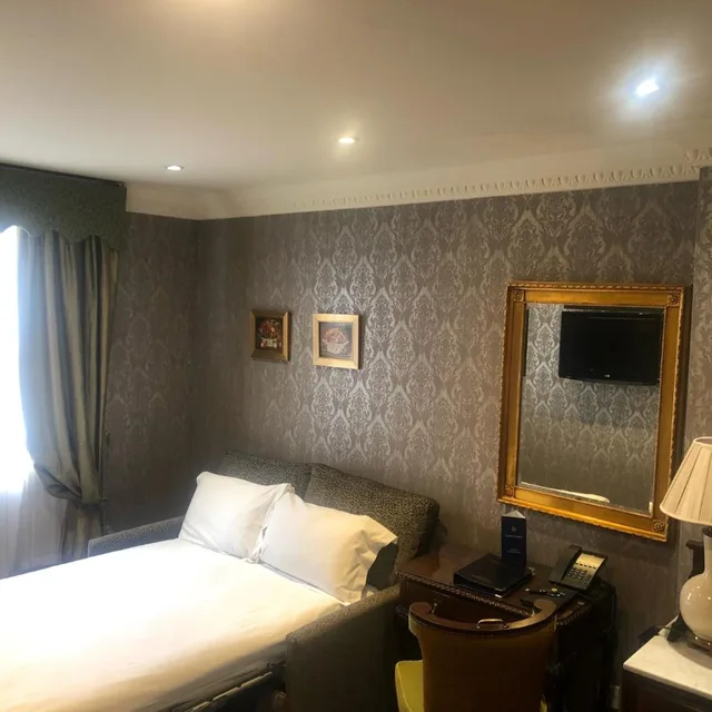جناح بغرفتي نوم، The Leonard Hotel 5/8