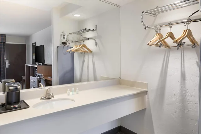 Upgrade, King Bed، Clarion Hotel Concord/Walnut Creek 8/8