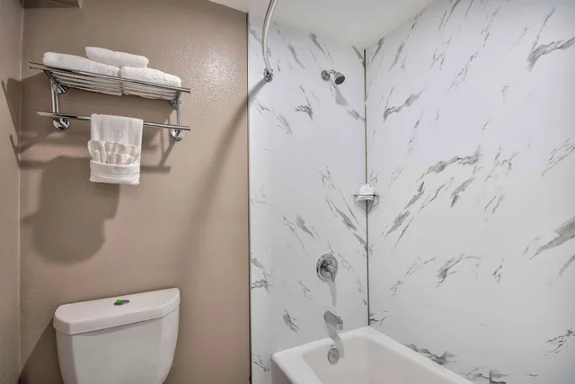 غرفة قياسية بسرير كينج بمطبخ صغير، Studio6 Eureka, CA - Old Town 10/10