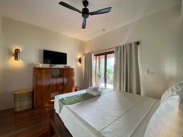 غرفة ديلوكس بسرير مزدوج بشرفة، Bluemango Rooms & Villas 1/7