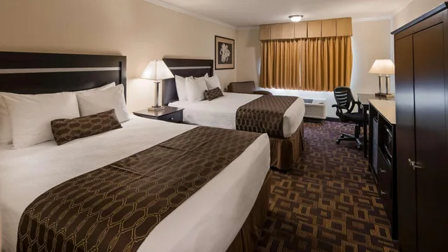 غرفة بسريرين كوين بجاكوزي، Best Western Plus Inn Of Hayward 4/8