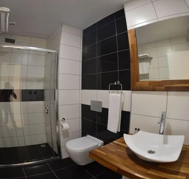 Standard, 1 Queen and 1 Single Bed, Sahin Hotel 2 4/4