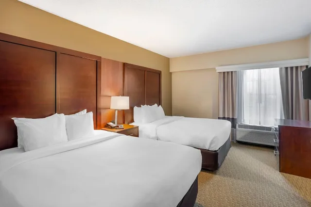 جناح عائلي بسريرين كوين بغرفة نوم واحدة مع أريكة، Comfort Suites State College near Penn State 1/5