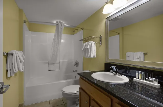2 Bedrooms, Condo, 2 Double Beds, King Bed, Ocean Front, Sofa، Bay View Resort Hotel 4/7