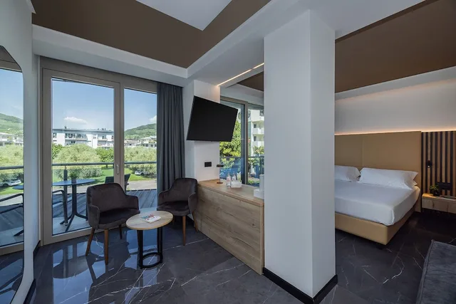 غرفة سوبيريور كبيرة بسريرين منفصلين بشرفة مع أريكة، Hotel Garda 7/10