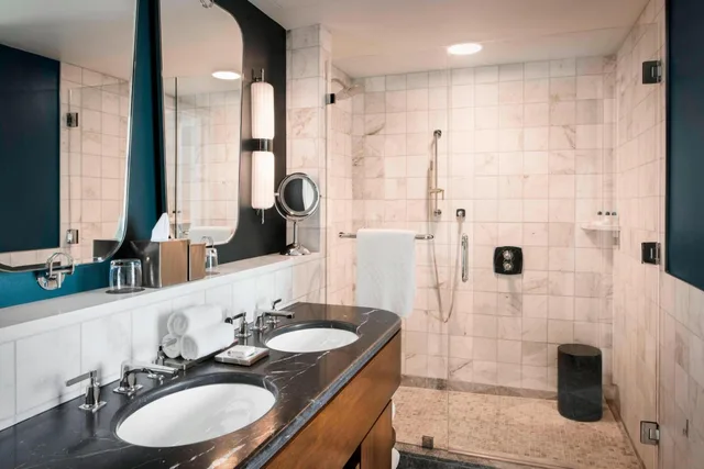 Standard, King Bed, Bathtub, Accessible, PERRY LANE HOTEL, A LUXURY COLLECTION HOTEL, SAVANNAH 6/7