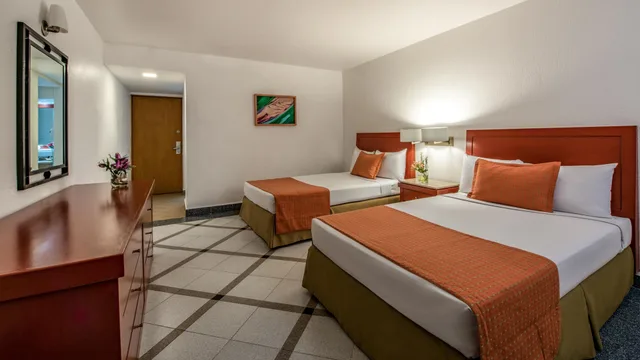 غرفة ملكية بسريرين مزدوجين بإطلالة على البحر، Park Royal Beach Ixtapa All Inclusive 2/8